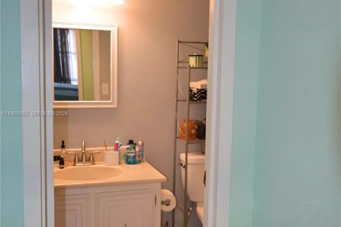 Condo in Hallandale Beach, Florida, 1 bedroom  № 2018062 - photo 7