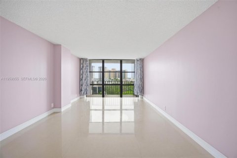 Condo in Hallandale Beach, Florida, 1 bedroom  № 2018062 - photo 16