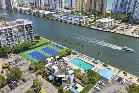 Condo in Hallandale Beach, Florida, 1 bedroom  № 2018062 - photo 22