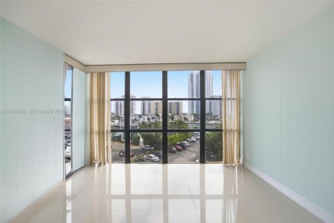 Condo in Hallandale Beach, Florida, 1 bedroom  № 2018062 - photo 11