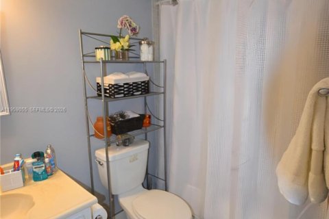 Condo in Hallandale Beach, Florida, 1 bedroom  № 2018062 - photo 8