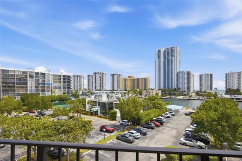 Condo in Hallandale Beach, Florida, 1 bedroom  № 2018062 - photo 14