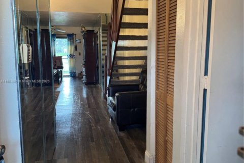 Townhouse in Miramar, Florida 3 bedrooms, 96.62 sq.m. № 1929986 - photo 1