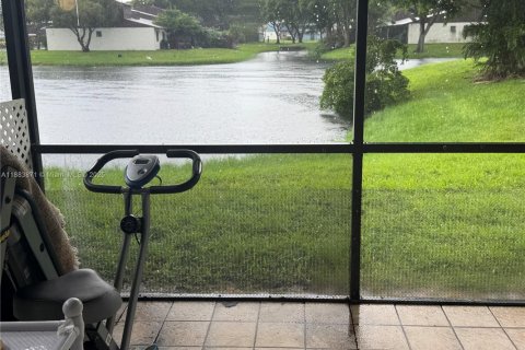 Townhouse in Miramar, Florida 3 bedrooms, 96.62 sq.m. № 1929986 - photo 20