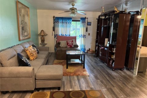 Townhouse in Miramar, Florida 3 bedrooms, 96.62 sq.m. № 1929986 - photo 7