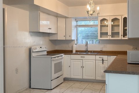 Villa ou maison à vendre à Hollywood, Floride: 3 chambres, 125.42 m2 № 1972044 - photo 4