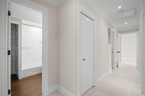 Снять в аренду виллу или дом в Майами, Флорида 4 спальни, 349.03м2, № 1923197 - фото 28