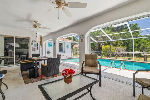House in Port Charlotte, Florida 3 bedrooms, 179.77 sq.m. № 2142616 - photo 4