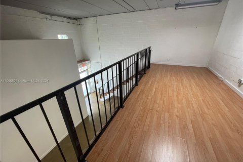 Commercial property in Miami, Florida № 1104577 - photo 1