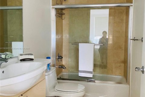 Condo in Hallandale Beach, Florida, 3 bedrooms  № 1962655 - photo 23