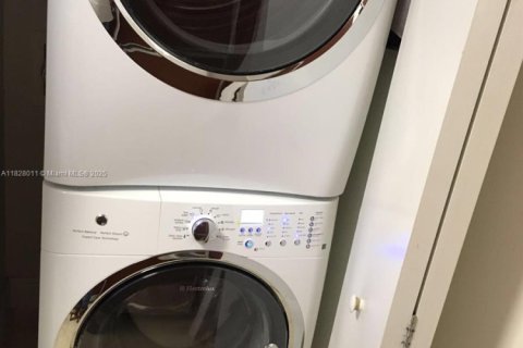 Condo in Hallandale Beach, Florida, 3 bedrooms  № 1962655 - photo 12