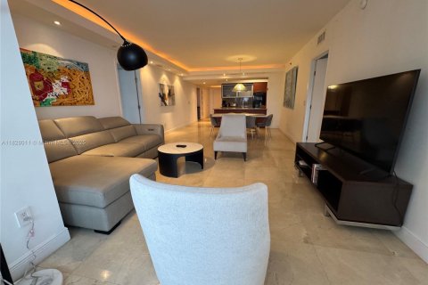 Condo in Hallandale Beach, Florida, 3 bedrooms  № 1962655 - photo 11