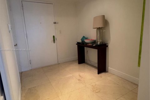 Condo in Hallandale Beach, Florida, 3 bedrooms  № 1962655 - photo 2