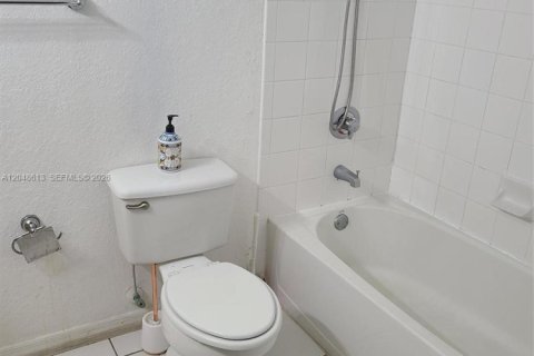 Condo in Miramar, Florida, 2 bedrooms  № 2240793 - photo 22