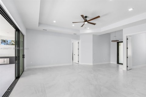 House in Cape Coral, Florida 4 bedrooms, 212.65 sq.m. № 2076136 - photo 7