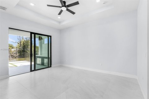 House in Cape Coral, Florida 4 bedrooms, 212.65 sq.m. № 2076136 - photo 19