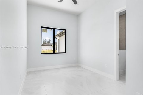House in Cape Coral, Florida 4 bedrooms, 212.65 sq.m. № 2076136 - photo 12