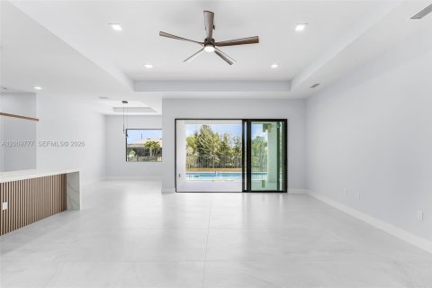 House in Cape Coral, Florida 4 bedrooms, 212.65 sq.m. № 2076136 - photo 6