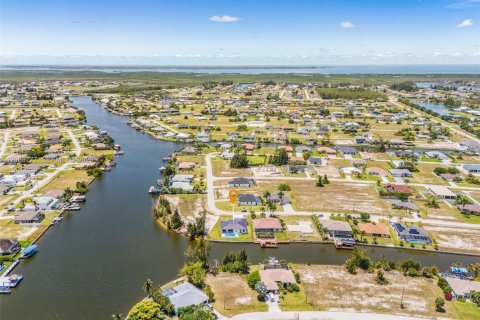 House in Cape Coral, Florida 4 bedrooms, 212.65 sq.m. № 2076136 - photo 29