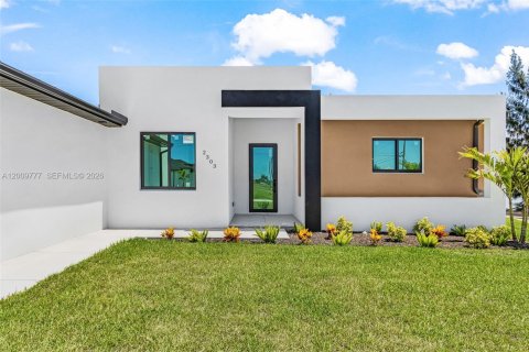 House in Cape Coral, Florida 4 bedrooms, 212.65 sq.m. № 2076136 - photo 4