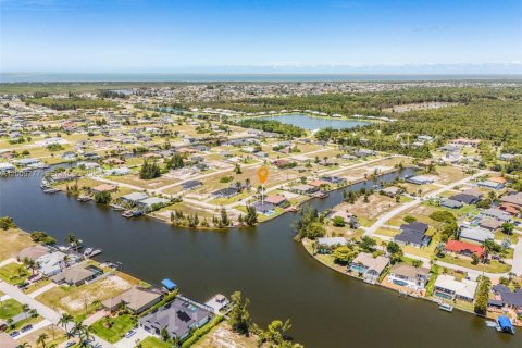 House in Cape Coral, Florida 4 bedrooms, 212.65 sq.m. № 2076136 - photo 30