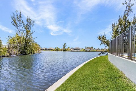 House in Cape Coral, Florida 4 bedrooms, 212.65 sq.m. № 2076136 - photo 25