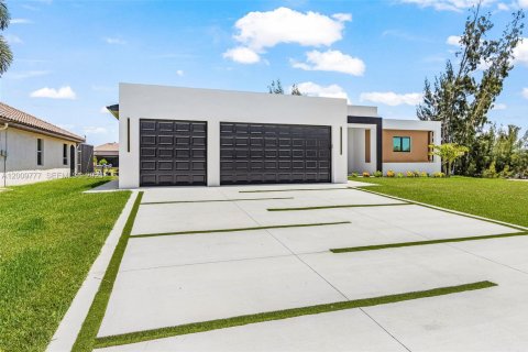 House in Cape Coral, Florida 4 bedrooms, 212.65 sq.m. № 2076136 - photo 2