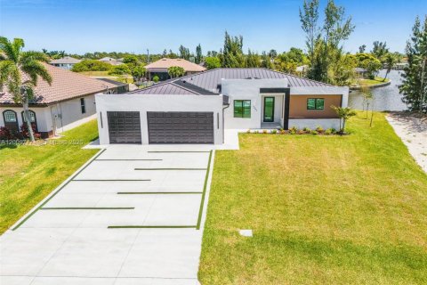 House in Cape Coral, Florida 4 bedrooms, 212.65 sq.m. № 2076136 - photo 26