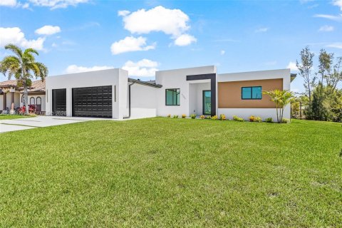 House in Cape Coral, Florida 4 bedrooms, 212.65 sq.m. № 2076136 - photo 3