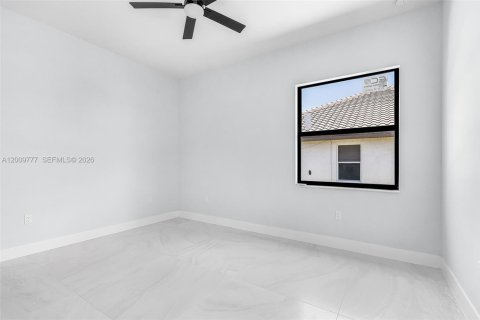 House in Cape Coral, Florida 4 bedrooms, 212.65 sq.m. № 2076136 - photo 15