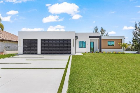 House in Cape Coral, Florida 4 bedrooms, 212.65 sq.m. № 2076136