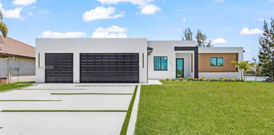 House in Cape Coral, Florida 4 bedrooms, 212.65 sq.m. № 2076136