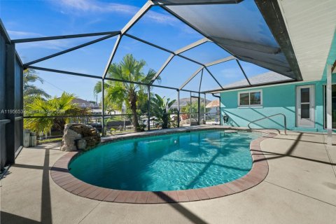 Casa en venta en Cape Coral, Florida, 3 dormitorios, 155.7 m2 № 2020220 - foto 2
