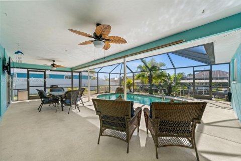 Casa en venta en Cape Coral, Florida, 3 dormitorios, 155.7 m2 № 2020220 - foto 3