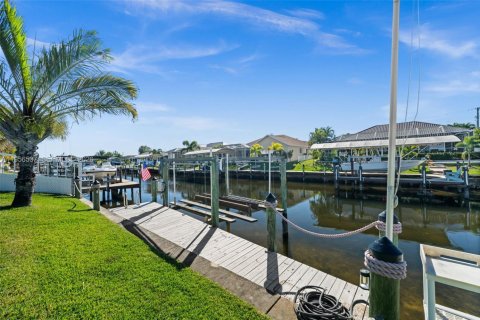 Casa en venta en Cape Coral, Florida, 3 dormitorios, 155.7 m2 № 2020220 - foto 4