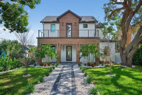 Casa en venta en Saint Petersburg, Florida, 5 dormitorios, 286.6 m2 № 1907670 - foto 1