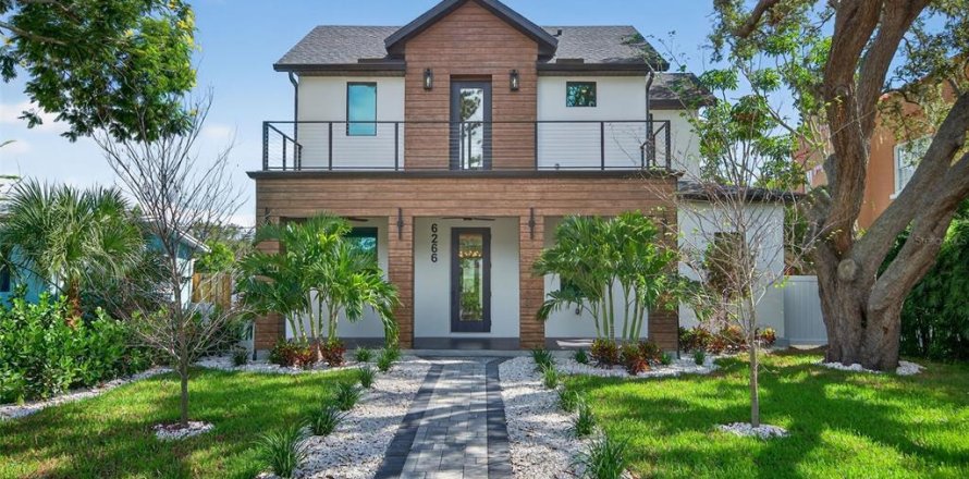 House in Saint Petersburg, Florida 5 bedrooms, 286.6 sq.m. № 1907670
