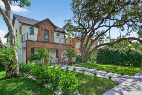 House in Saint Petersburg, Florida 5 bedrooms, 286.6 sq.m. № 1907670 - photo 4