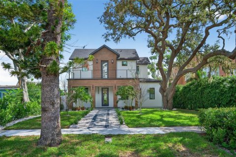 House in Saint Petersburg, Florida 5 bedrooms, 286.6 sq.m. № 1907670 - photo 3