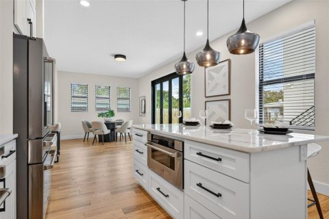 House in Saint Petersburg, Florida 5 bedrooms, 286.6 sq.m. № 1907670 - photo 25