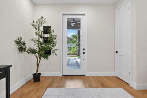 House in Saint Petersburg, Florida 5 bedrooms, 286.6 sq.m. № 1907670 - photo 10