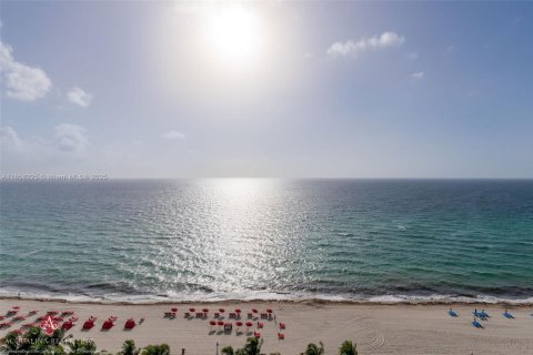 Condominio en Sunny Isles Beach, Florida, 4 dormitorios  № 2018660