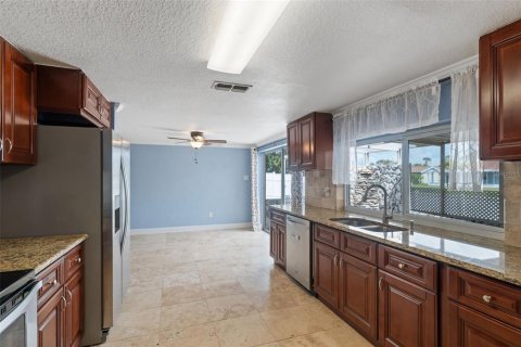 House in New Port Richey, Florida 3 bedrooms, 145.11 sq.m. № 1881416 - photo 6