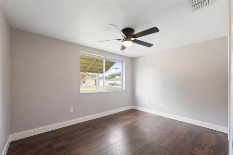 House in New Port Richey, Florida 3 bedrooms, 145.11 sq.m. № 1881416 - photo 13