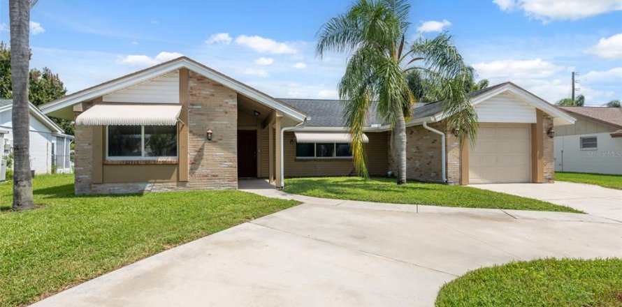 House in New Port Richey, Florida 3 bedrooms, 145.11 sq.m. № 1881416