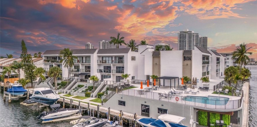 Condominio en North Miami Beach, Florida, 2 dormitorios  № 1816377