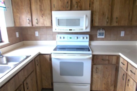 Townhouse in Port Charlotte, Florida 2 bedrooms, 113.15 sq.m. № 2097687 - photo 2