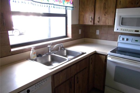 Townhouse in Port Charlotte, Florida 2 bedrooms, 113.15 sq.m. № 2097687 - photo 3