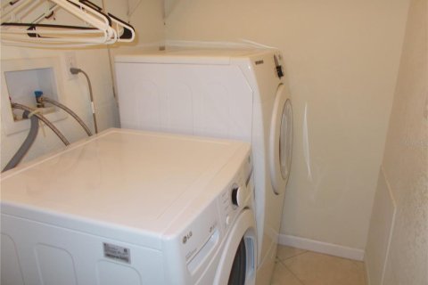 Townhouse in Port Charlotte, Florida 2 bedrooms, 113.15 sq.m. № 2097687 - photo 13