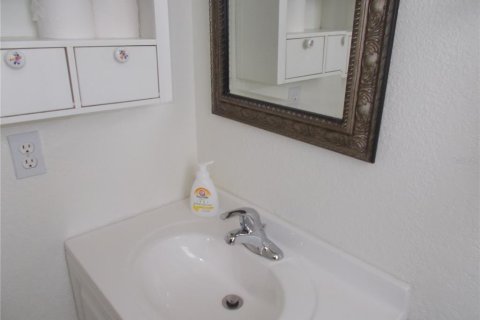 Townhouse in Port Charlotte, Florida 2 bedrooms, 113.15 sq.m. № 2097687 - photo 14